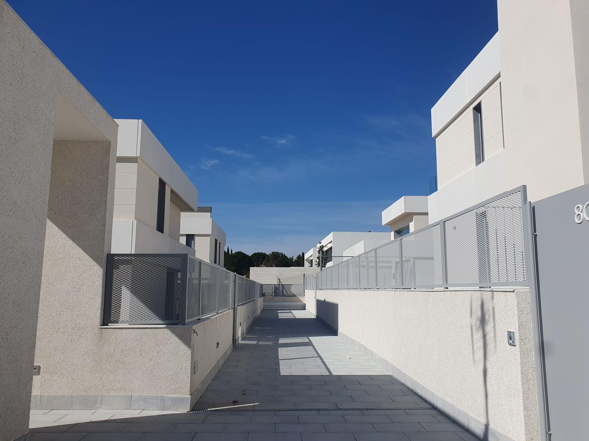 Acceso exterior entre viviendas de obra nueva en Valdemarín